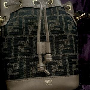 pen marking on inside.creasing on the sides. comes w/ removable strap